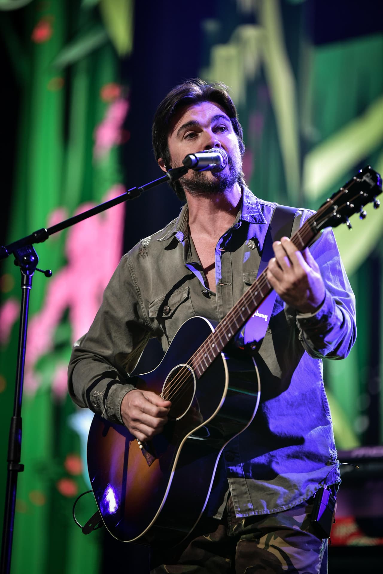 "¿Te imaginas lo que eso significa?", dice risueño. 
<b>"Dos hijas adolescentes: 15 y 13 años! ¡Mucha alegría pero muchas preocupaciones"</b>
<br>