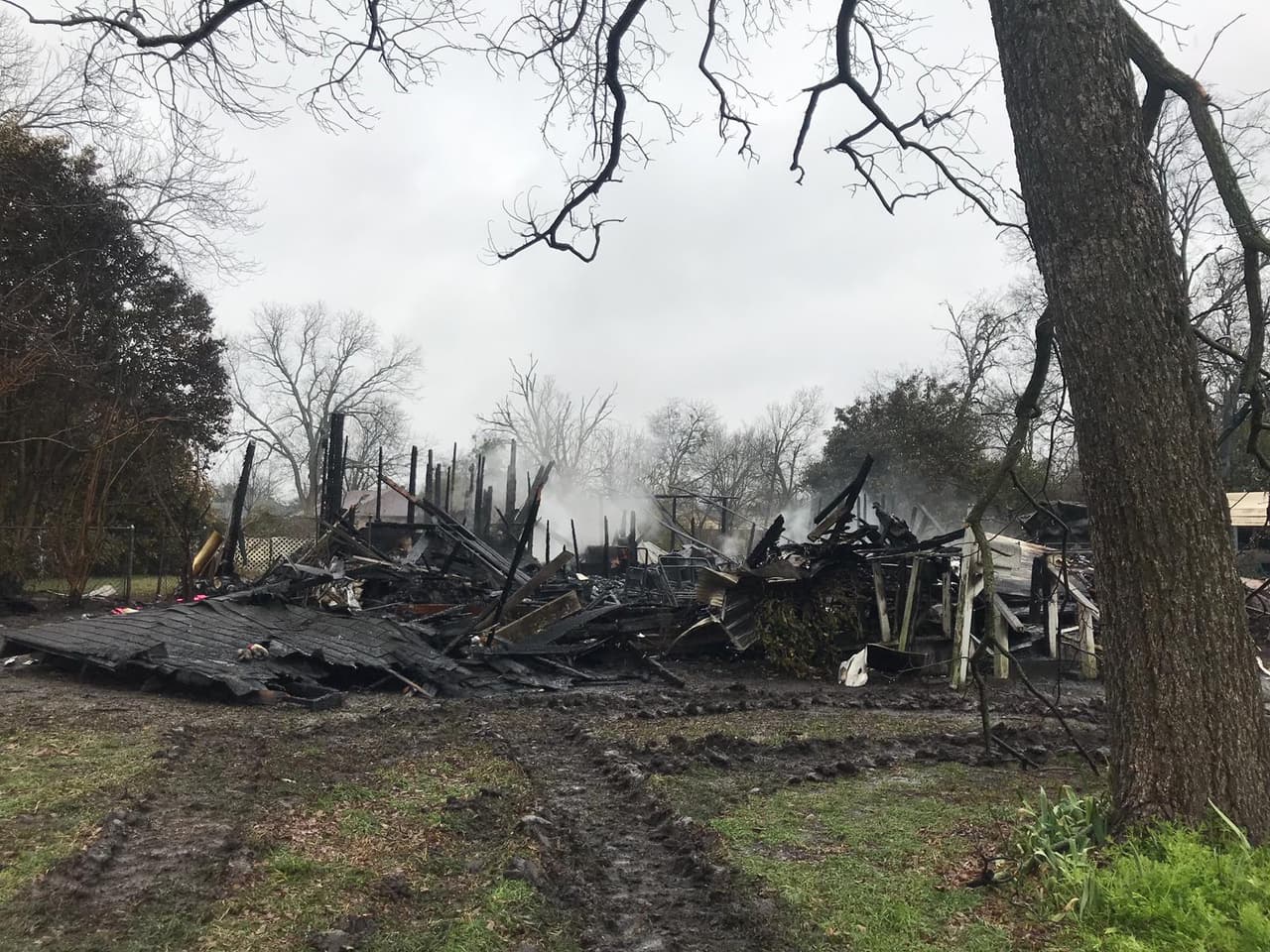 Incendio cobra la vida de dos ancianos en Farmersville