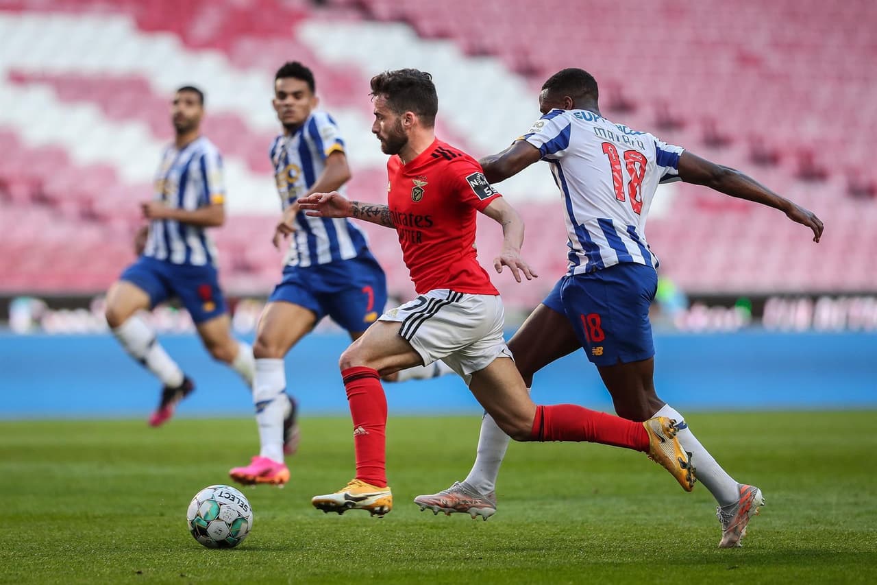 El Porto no puede ante el Benfica y se van con empate 1-1 durante la Jornada 31 de la Primeira Liga. Everton Souza Soares abrió el marcador para los locales al minuto 23, ya entrada la segunda parte del partido, fue Mateus Uribe quien igualó el marcador y logró salvar un punto para los 'Dragones Azules'.