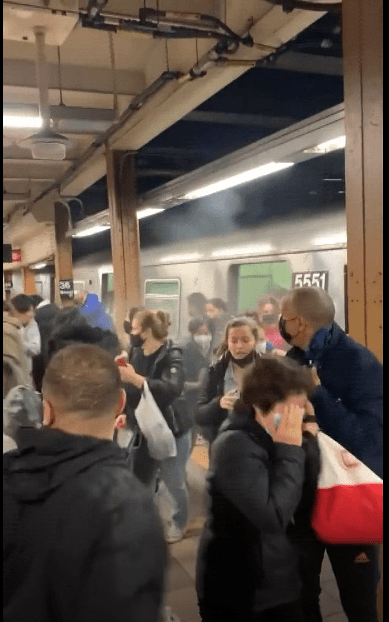 Los pasajeros huían de los vagones del tren que parecían llenarse de humo o gas en la estación de la calle 34 en Sunset Park. 
<br>