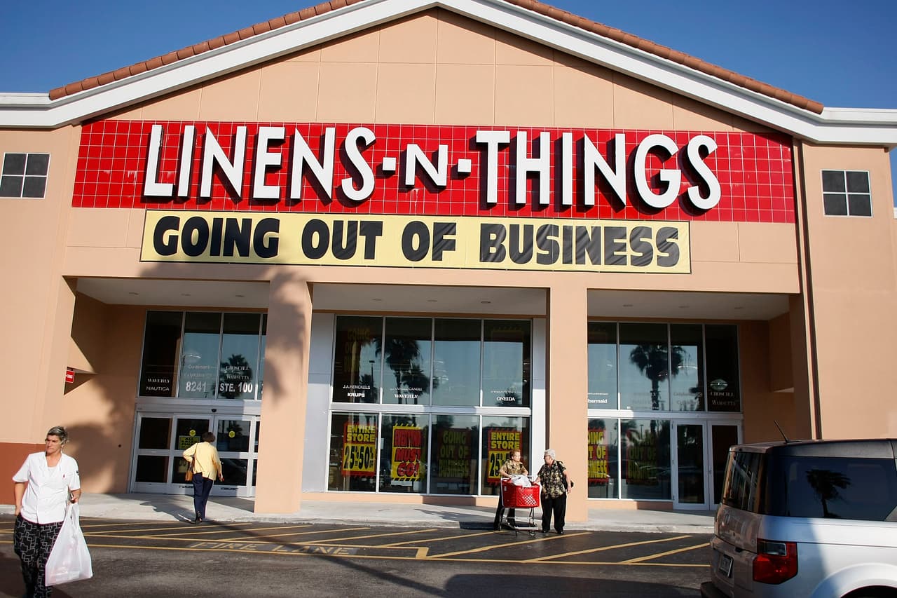 <b>Linens 'N Things</b> también se declaró en bancarrota en el 2008 y posteriormente cerró más 500 tiendas en EEUU. Ahora funciona como una tienda en línea mayormente.