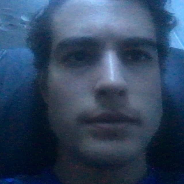 Durante el vuelo que salió de México a Guayaquil compartió un video en el que anunció su llegada al Centro de Convenciones e invitó a sus seguidores a unirse al voluntariado.