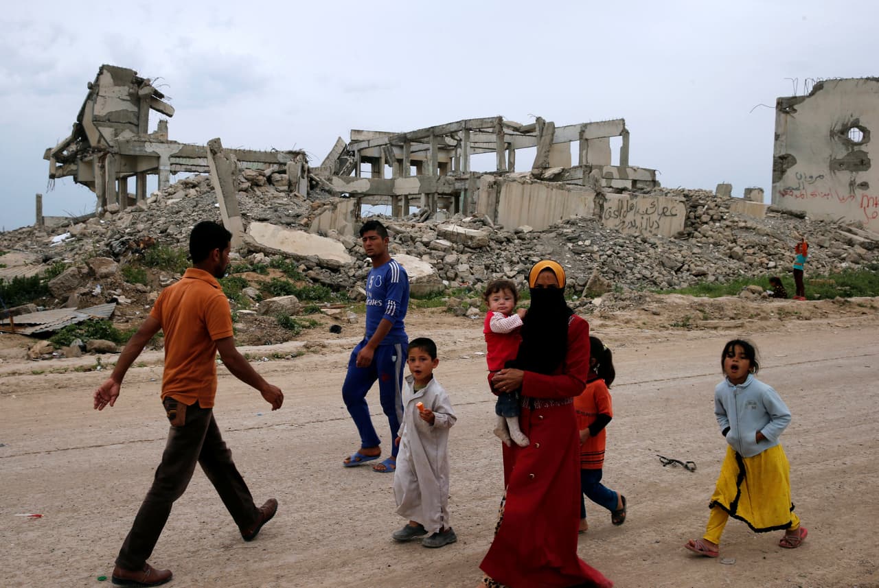 El trayecto hacia el campamento de refugiados, en medio de las ruinas que han dejado los años de conflicto entre las fuerzas del gobierno y los militantes del Estado Islámico que buscan instaurar un califato en partes de Irak y Siria.