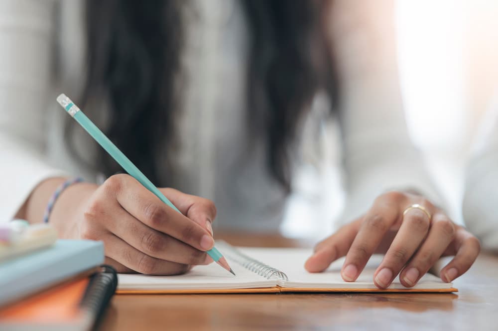 Tanto escribir como dedicarte a la lectura podrías ser de ayudar para aclarar tus ideas. Tómate un tiempo para elaborar la información que recibas.