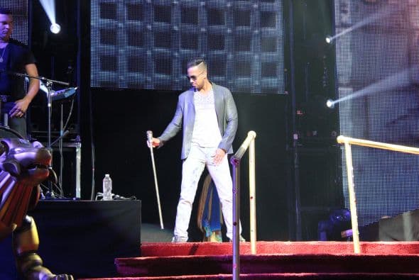 El Rey de la Bachata tuvo casa llena en el Toyota Center este miércoles, ve aquí las mejores imágenes de la noche.