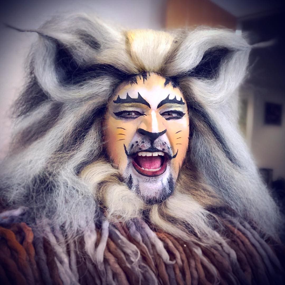 Además, Lalo Manzano ha demostrado su capacidad vocal e interpretativa formando parte del musical ’Cats’.