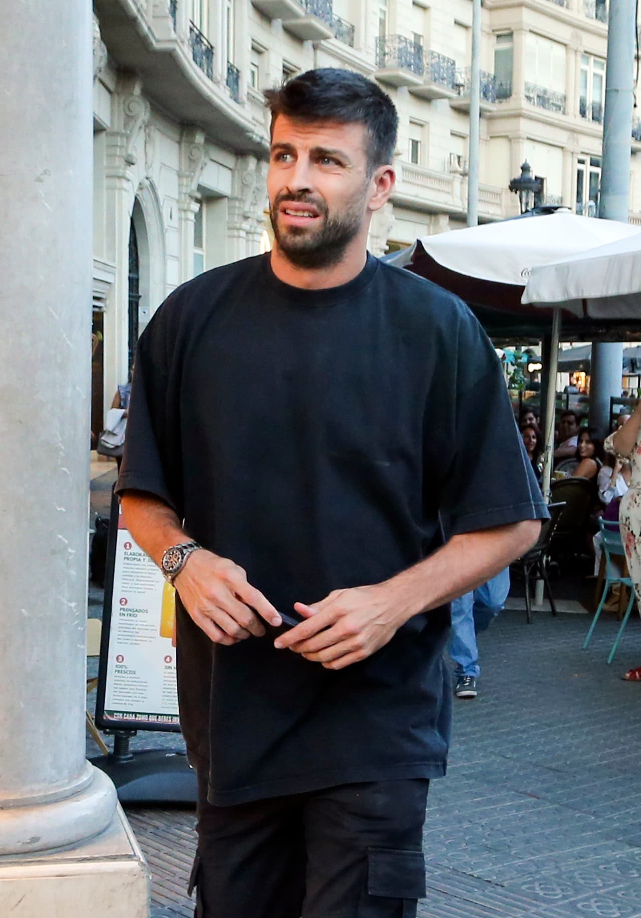 A Piqué se le vio casi todo el tiempo con el semblante serio.
<br>