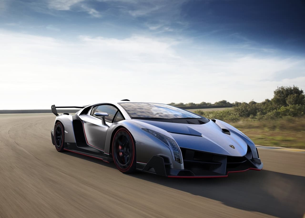<h3 class="cms-H3-H3"><b>Lamborghini Veneno</b></h3>
<br>
<br>El Lamborghini Veneno es uno de los superdeportivos más extremos de la firma italiana, no solo por su apariencia agresiva, sino también por sus prestaciones. Monta un enorme motor V12 de 6.5 litros con la capacidad de producir 750 caballos de potencia y 507 lb-pie de torque. Su precio supera los 5 millones de dólares.
<br>