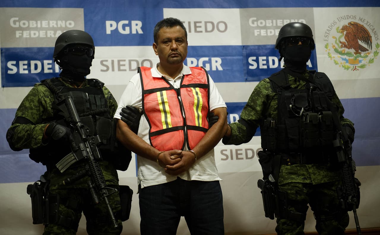 <h3 class="cms-H3-H3">6. Fresnillo, Zacatecas</h3>
<br>
<b>(190 homicidios dolosos)</b>
<br>
<br>En imagen, soldados del Ejército Mexicano escoltan a Alfredo Alemán Narváez, alias "El Comandante Alemán", presunto integrante del cartel de la droga "
<a href="https://www.univision.com/temas/los-zetas">Los Zetas</a>",
<b>quien fue detenido durante un operativo militar en Fresnillo , Zacatecas.</b>