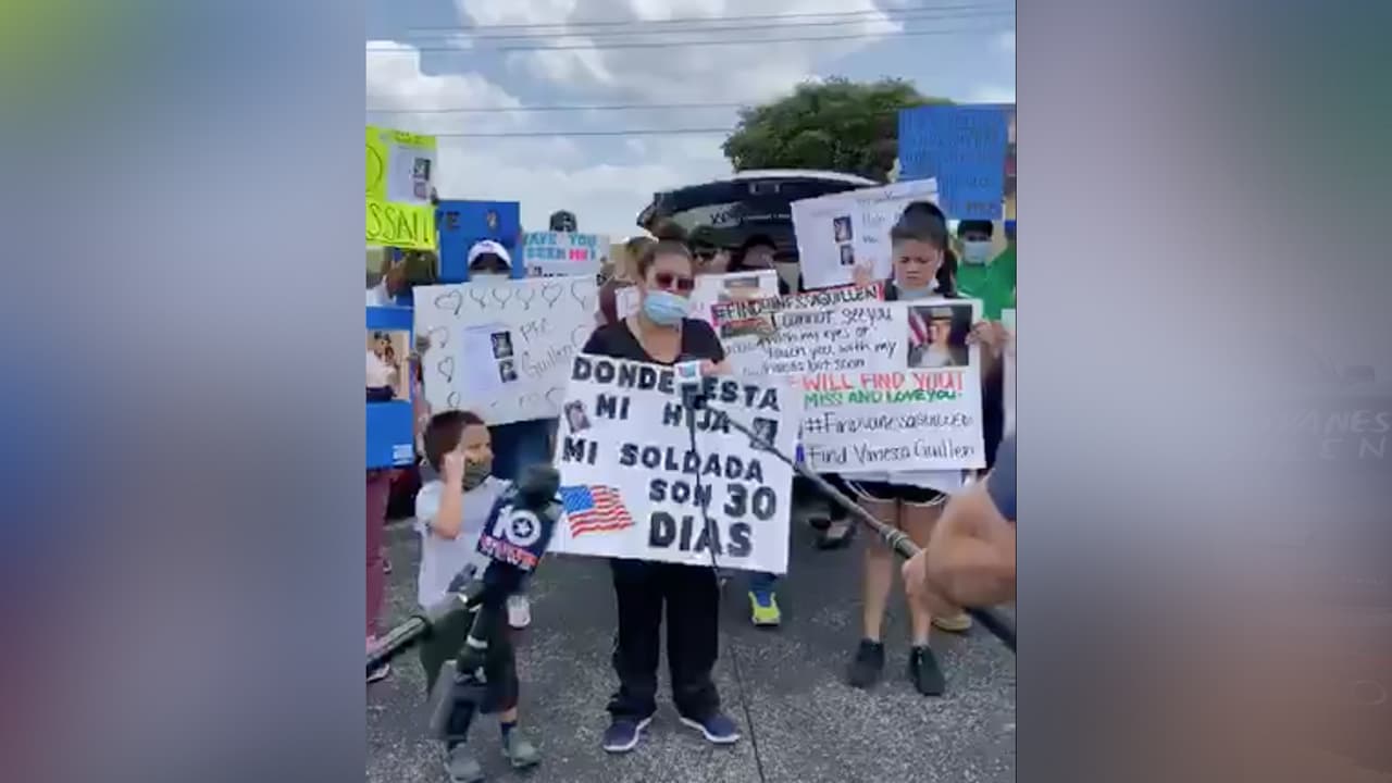 “Pido al general de esa base que se investigue a todo al sargento que estaba al mando de mi hija, porque esto no puede quedarse así, mi hija entró por la nación, para ayudarlos”, señaló la madre durante la protesta.