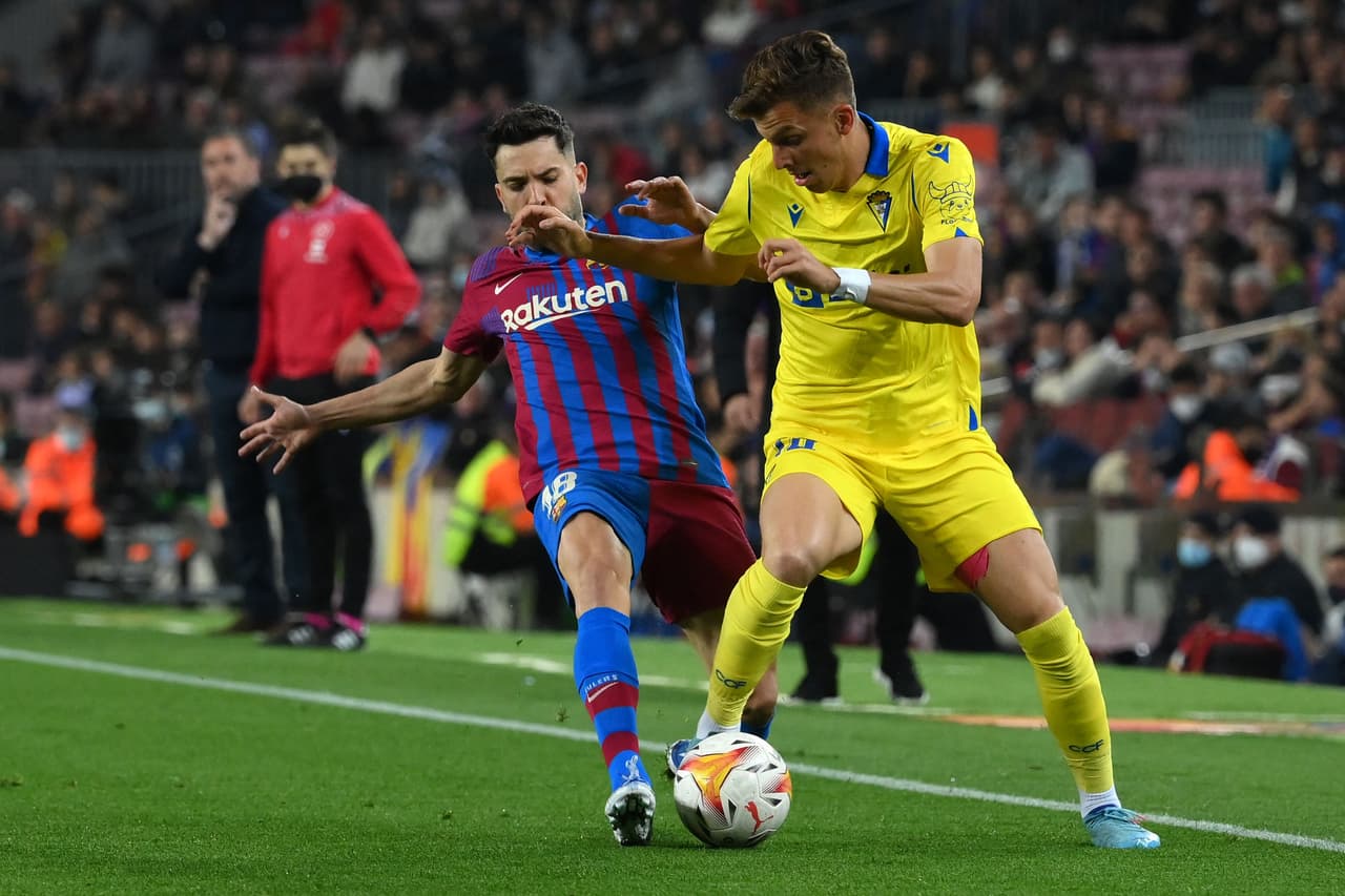 Barcelona perdió en casa por 0-1 ante un Cádiz aguerrido y le propinó su segunda derrota al hilo después de haber sumado casi tres meses sin descalabro alguno entre Liga y Europa League.