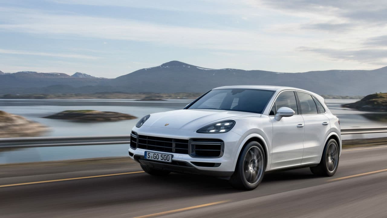 Contra todos los pronósticos de los más apasionados 
<b>fanáticos de Porsche que en un principio dudaron</b> de su éxito (al igual que con el Panamera), la Cayenne se presentó en el Auto Show de Frankfurt en su tercera generación.