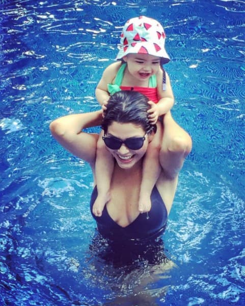 Ana Patricia disfruta de la piscina con su pequeña hija Giulietta.