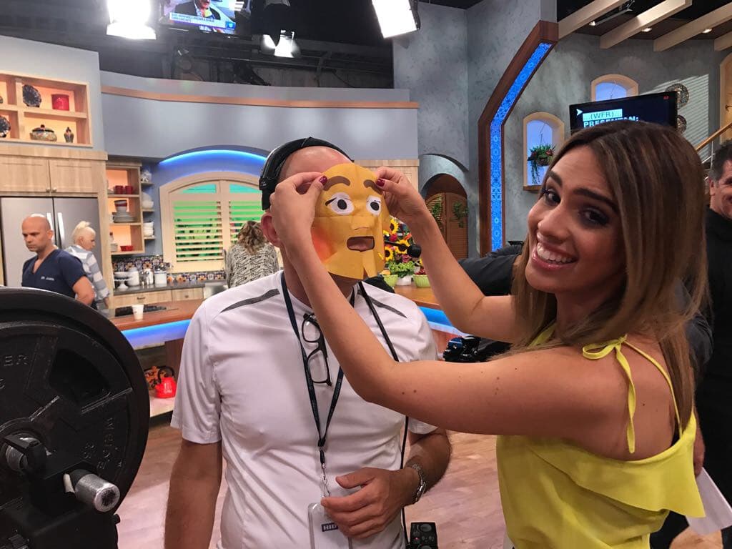 Todos en el estudio quería una mascarilla de 'emoji' y Andrea Chediak aprovechó para embellecerlos.
