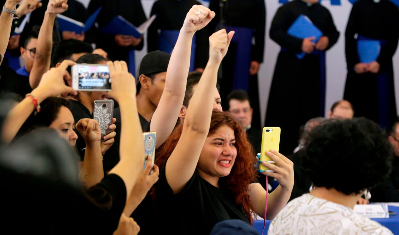 Entre gritos de "asesino" y exigencias para poner fin a la represión, Ortega se enfrenta al diálogo en Nicaragua