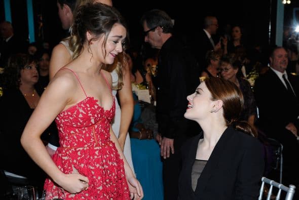 La tierna Maisie Williams se acercó a Emma Stone para decirle lo mucho que la admira y... también para pedirle una foto.