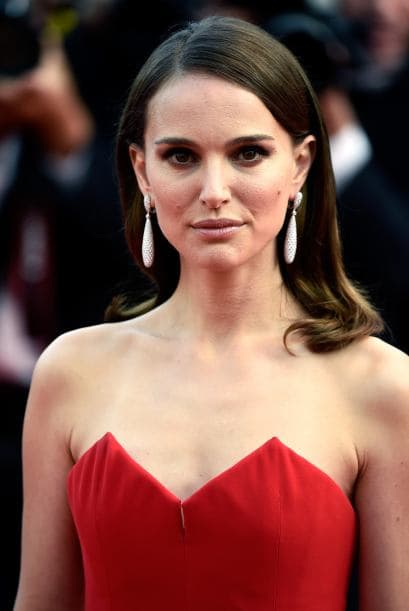 La actriz regularmente siempre opta por atuendos muy discretos.