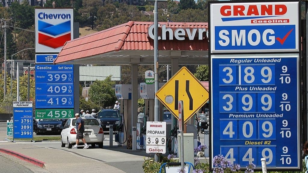 Los californianos pagan un "misterioso sobrecargo" de 20¢ por cada galón de gasolina que compran
