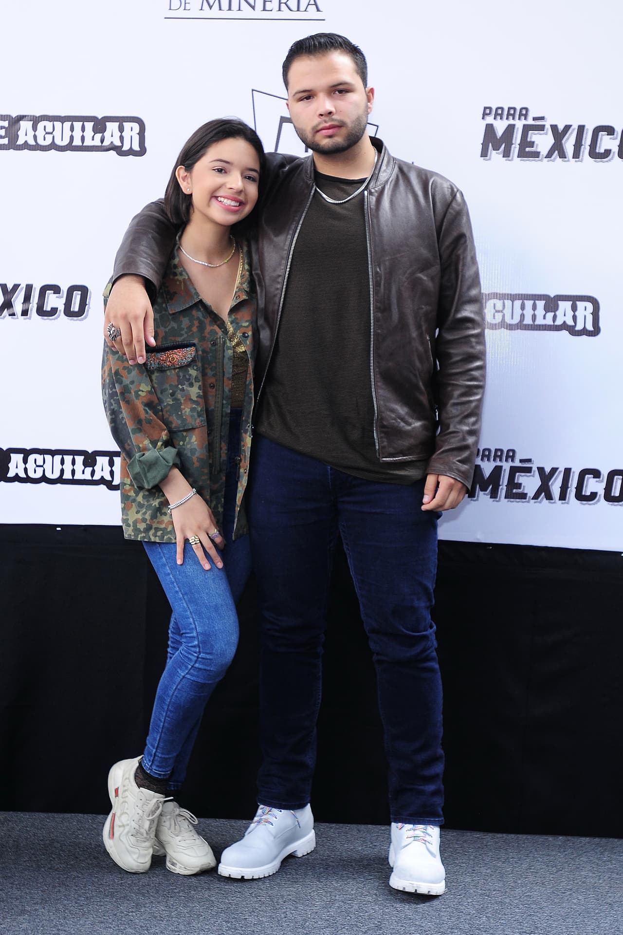 Y es que Ángela y su hermano Leonardo Aguilar (en foto), visitaron la secundaria
<a href="https://huntingtonparkhs-lausd-ca.schoolloop.com/" target="_blank">Huntington Park High School</a> de Los Ángeles, California, donde la cantante realizó un tributo para conmemorar el 16 de septiembre, día de la Independencia de México.