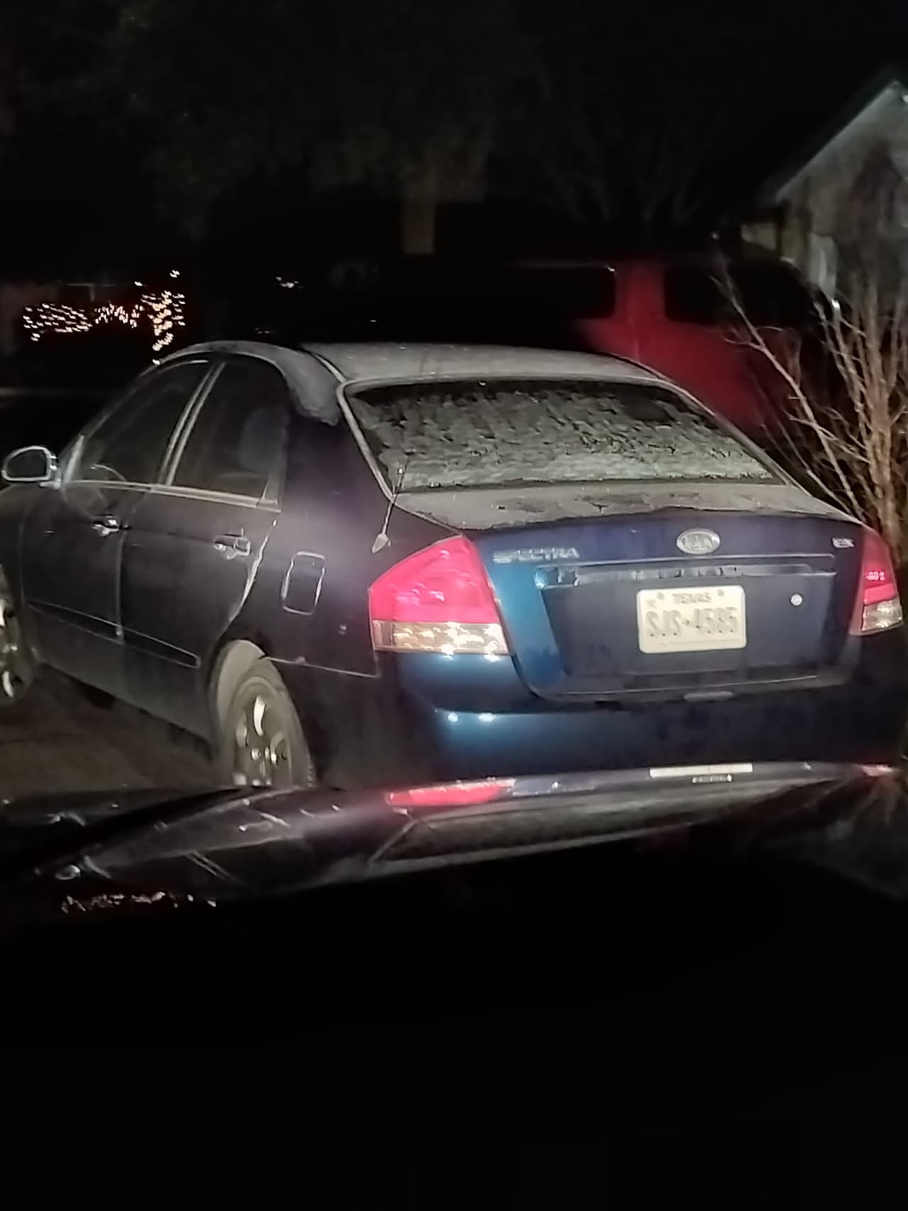 En pleno San Antonio, los autos amanecieron también cubiertos con una capa blanca. Esta imagen, captada por Anthony Gutiérrez, muestra este auto en Culebra y el Loop 1604.