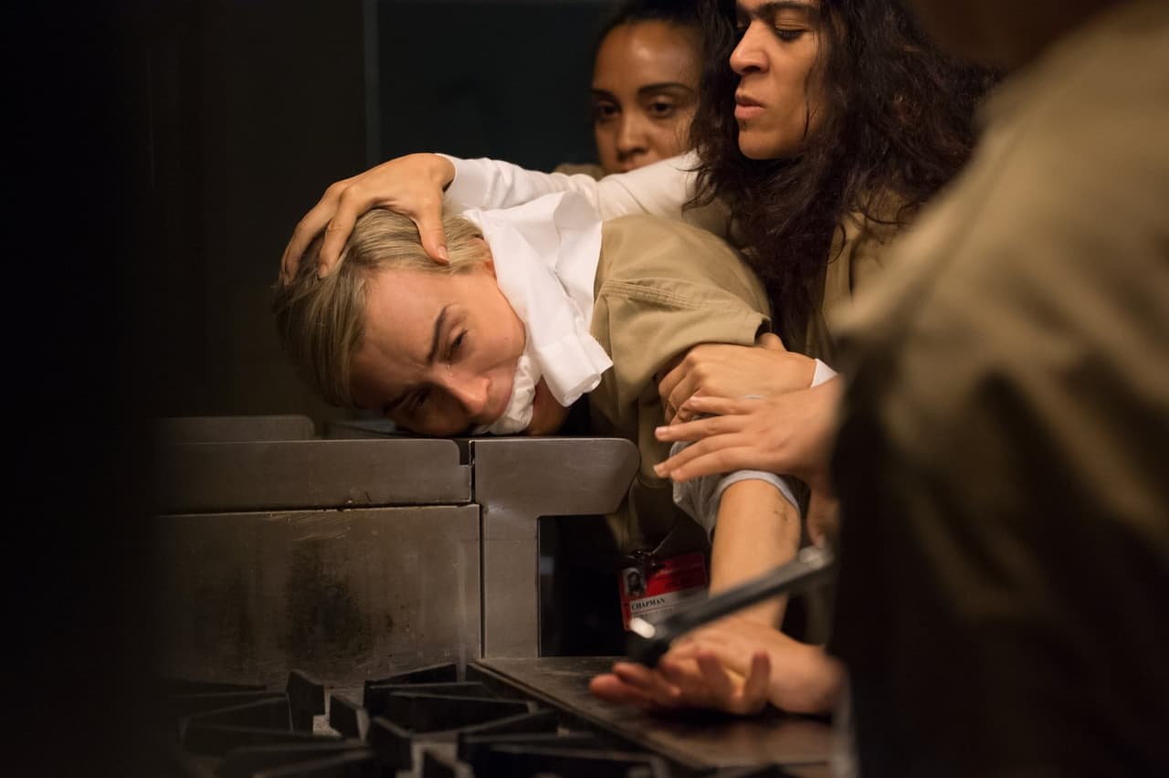 Las prisioneras dominicanas cobran venganza contra Piper (Taylor Schilling)