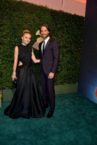 La pareja del momento está disfrutando de su amor por todo lo alto en Latin GRAMMY. Aquí te traemos su historia de amor.