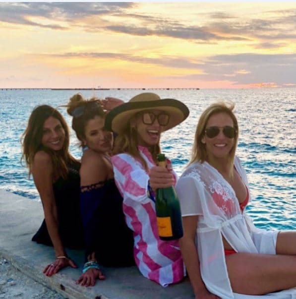 ¿Qué tal?, Así pasó Lili junto a sus amigas su primera puesta de sol del 2018 en Las Bahamas.