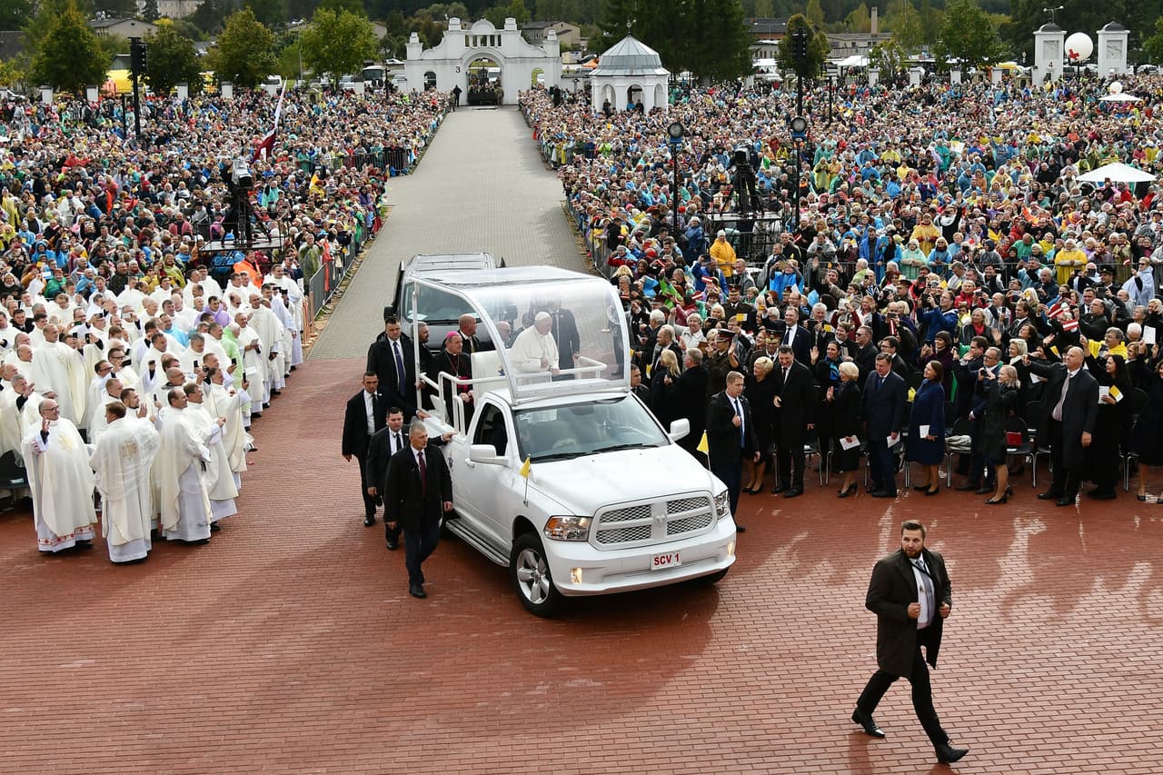 Encuentra a continuación todo aquello que quizás no sabías de los carros, camionetas e incluso una motocicleta del santo pontífice.