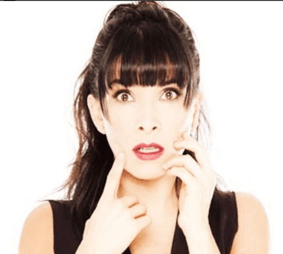 Su pasión por los escenarios lo lleva en la sangre ya que es hija del cantante y músico de regional mexicano Cutberto Pérez y la bailarina de ballet folklórico , Aída Polanco.