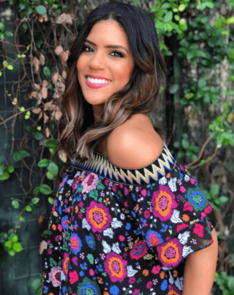 Atrévete como nuestra conductora a usar blusas en colores muy alegres.