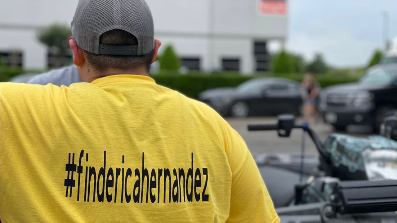 En el video se observa a Erica entregar una comida en casa de un amigo. Luego habló con una amiga y le dijo que estaba a cinco minutos de su casa.