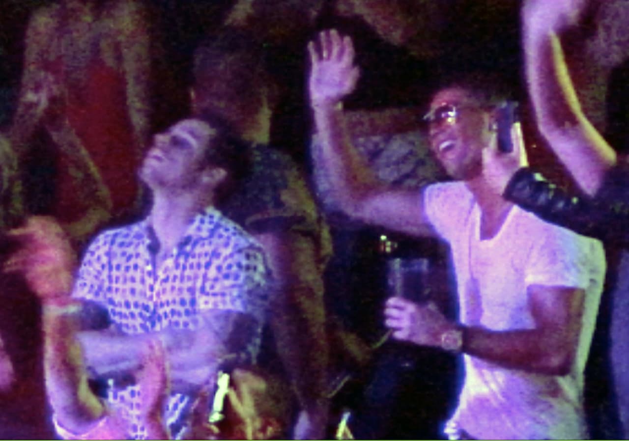 Casper de lo más tranquilo disfrutando del concierto de su novia.