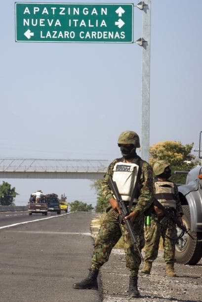 "La Familia Michoacana se disuelve por completo ya que la han culpado injustificadamente", se leía en una parte del mensaje colocado en puentes, cuya autenticidad no ha sido probada. Ya han usado mantas para enviar mensajes.