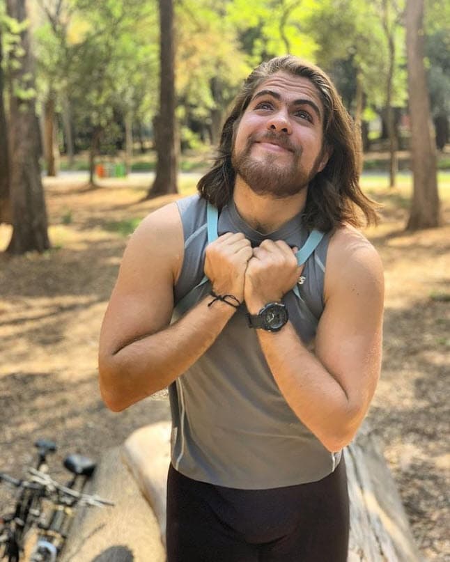 De acuerdo con información que aparecía en su perfil de Instagram, cuenta que ya no está activa, es director de la galería Ovalo y anfitrión de la Casa Omega, una residencia para artistas.
<br>