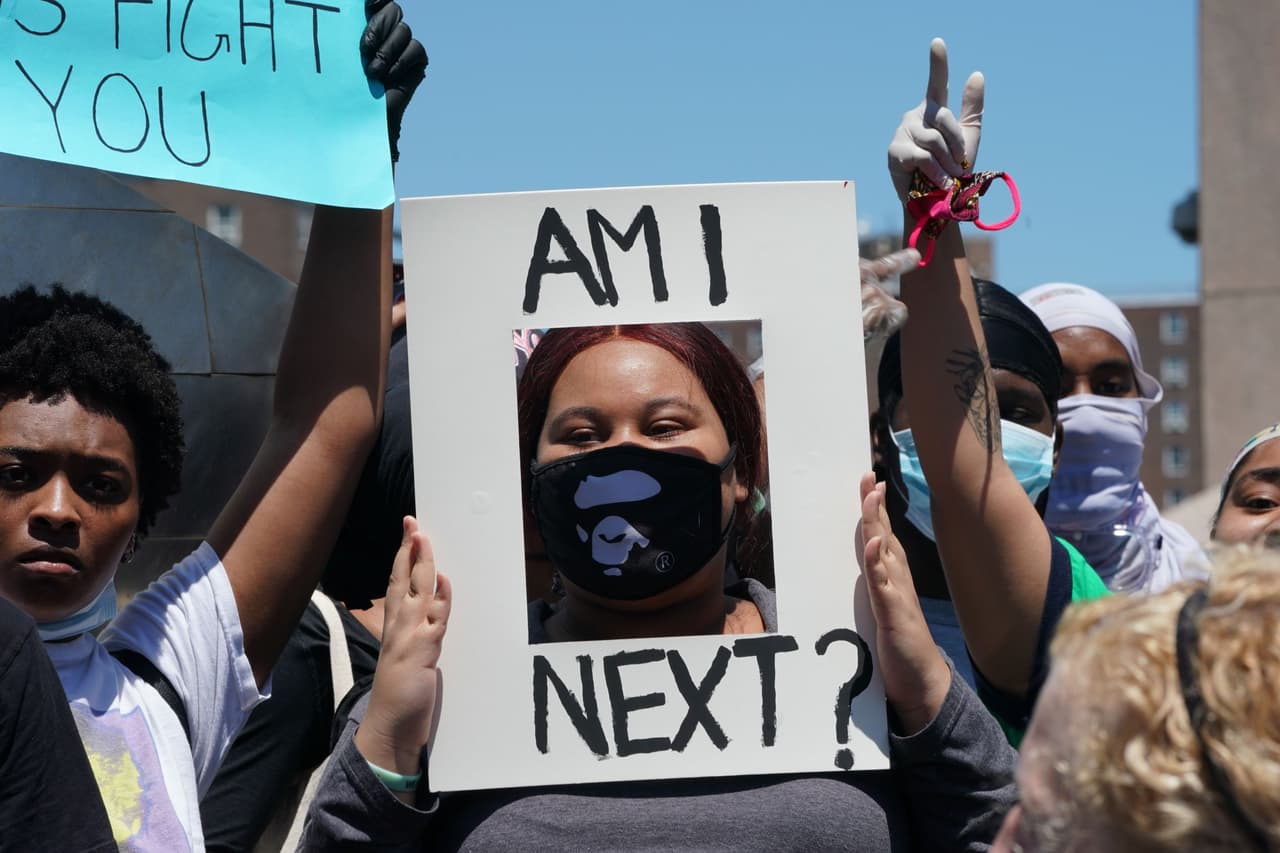Una manifestante se pregunta si será la próxima víctima de la violencia policíaca que ha encendido las tensiones raciales en Estados Unidos.