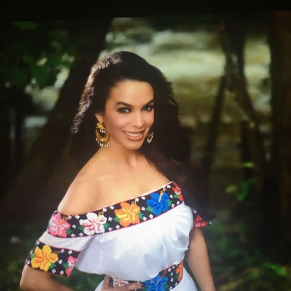 Han pasado 20 años desde entonces y la actriz de 46 años sigue luciendo igualita.