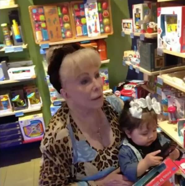 La pequeña Rafaela Castro también le mandó un mensajito a su bisabuela: "Feliz cumpleaños bis abuela coco 🎂🍾🎉".