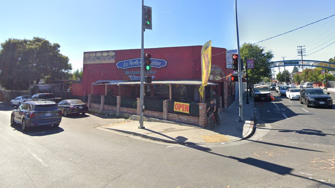 Empleado de restaurante hispano resulta herido de bala al intentar frustrar robo en Oakland