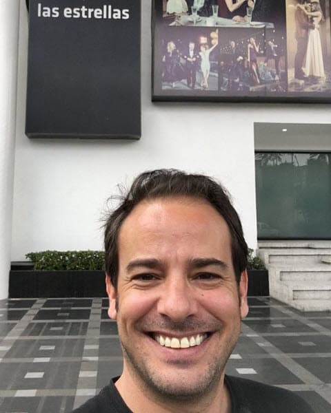El español está de regreso en México porque Carlos Moreno lo invitó a unirse al elenco de la telenovela 'Y mañana será otro día', historia que protagoniza Angélica Vale: "Estoy así de contento porque en breve, en muy breve habrá una ¡gran sorpresa! Tic-tac, tic-tac... @televisa @mananaseraotrod", compartió en Instagram.
