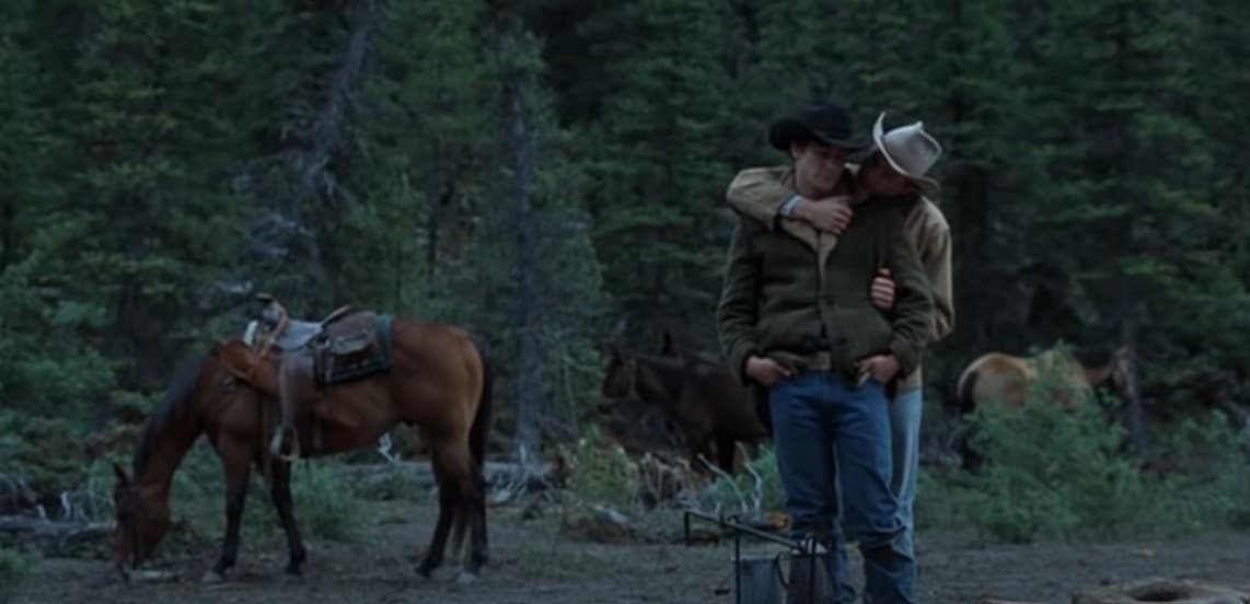<b>Jack y Ennis en ‘Secreto en la montaña’</b>
<br>Esta película del 2005 muestra la historia de una de las parejas gay más recordadas en la historia del cine. Se trata de Jack (Jake Gyllenhaal) y Ennis (Heath Ledger), dos jóvenes que se enamoran inesperadamente mientras trabajan como pastores de ovejas.