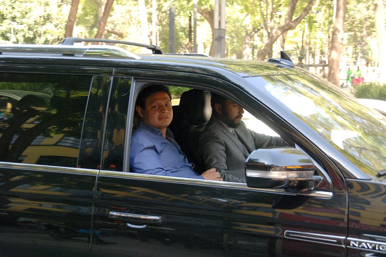 Según Dulce, Giovanni Medina no tenía licencia de conducir, identificación ni pasaporte y cuando lo cuestionó él supuestamente le dijo: "Los chavos no necesitamos eso. Una llamada y mi papá arregla todo, porque él es un hombre muy poderoso".