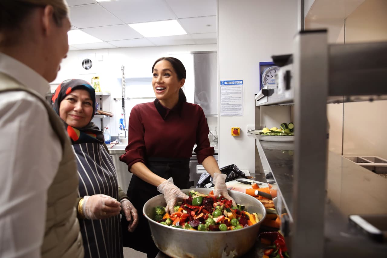 Así las cosas, aunque
<b><a href="https://www.univision.com/entretenimiento/realeza/a-meghan-la-habiamos-visto-hacer-casi-de-todo-pero-nos-faltaba-verla-cocinar">Meghan Markle, de 37 años, ha ido acoplándose a su nuevo estilo de vida</a></b>, intentando reciprocar el cariño del pueblo, bien podría añadir más calma a sus días.