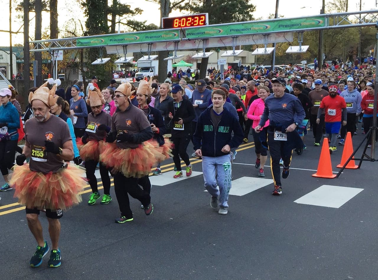 <b><a href="https://ridgewoodturkeytrot.itsyourrace.com/event.aspx?id=4847" target="_blank">Ridgewood Turkey Trot (Raleigh / 25 de noviembre)</a></b>: El Ridgewood Turkey Trot es una carrera de 8km en Raleigh. El evento incluye una carrera más una competencia para niños de 100 yardas (menores de 7 años). Los niños también pueden decorar la rampa de acabado con tiza mientras los corredores están compitiendo.