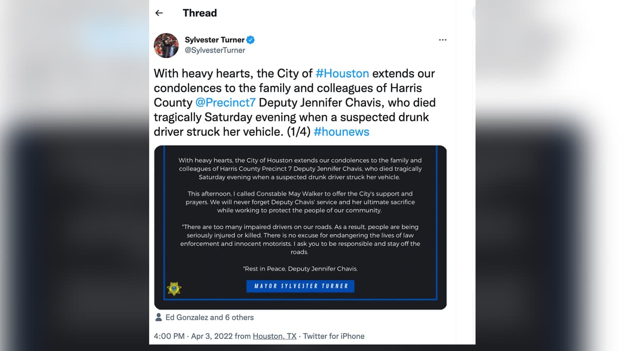 "Con gran pesar, la ciudad de Houston extiende condolencias a la familia y colegas del condado de Harris, precinto7 La oficial Jennifer Chavis, murió trágicamente el sábado por la noche cuando un presunto conductor ebrio golpeó su vehículo", señala la publicación del alcalde de Houston, Sylvester Turner.