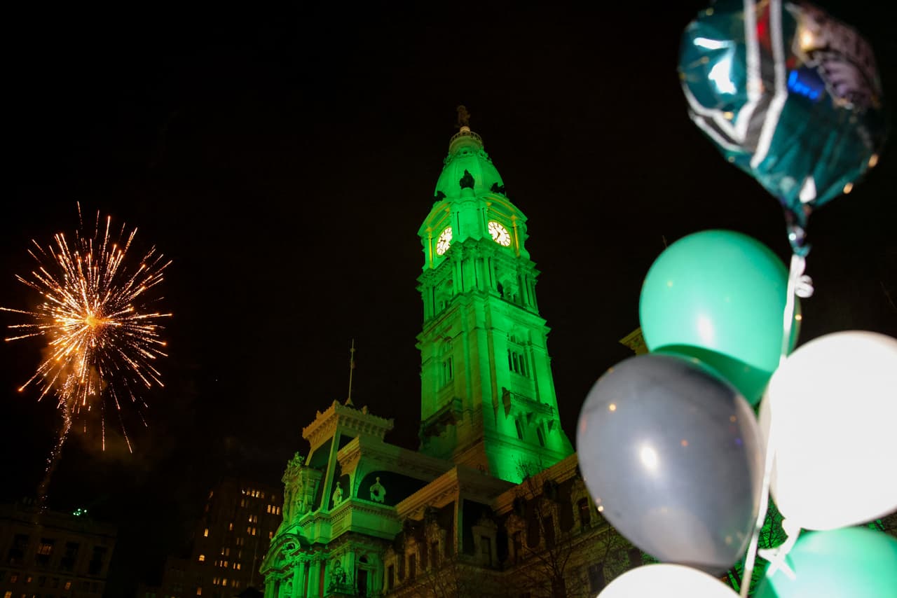 <b>También hubo ocho arrestos por vandalismo:</b>
<br>
<b> </b>
<br> - Cuatro arrestos por vandalizar camiones del Departamento de Saneamiento
<br> -Vandalismo del Banco Santander en 1616 Walnut St.
<br> -Vandalismo de la tienda Free People en 1632 Walnut St.
<br> -Vandalismo de Brooks Brothers en 1513 Walnut St
<br> 
<br>
<br>