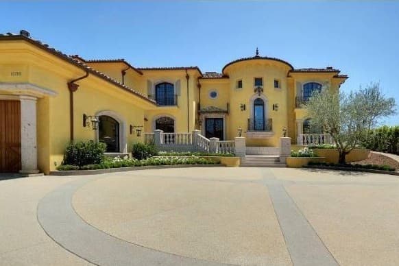 La casa tenía este antiguo color en la fachada, que la pareja mandó pintar