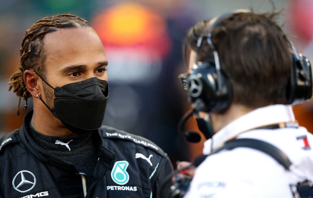 Inicia la Formula 1 con muchas sorpresas, Lewis Hamilton se corona campeón del primer Grand Prix del año, mientra que el mexicano Sergio Pérez, de ir en último lugar por un problema en su monoplaza, terminó quinto lugar en su debut con la escudería Red Bull. Su compañero Max Verstappen logró la segunda posición, mientras que Valtteri Bottas quedó en tercer lugar con Mercedes Benz.
