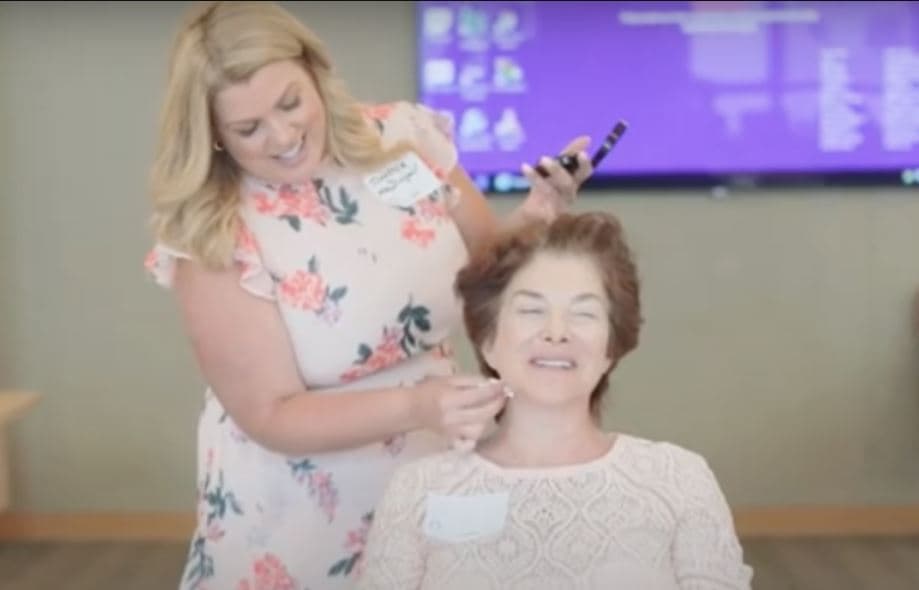 Su hijo nunca supo que perdió el cabello y las cejas por el cáncer; un taller de maquillaje fue su 'arma' para sentirse fuerte