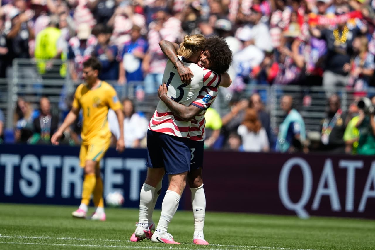 Tim Ream, de Estados Unidos, celebra con Chris Richards, a la derecha, al finalizar el partido del Grupo D de la Copa Mundial entre Estados Unidos y Australia en Seattle, el viernes 19 de junio de 2026.