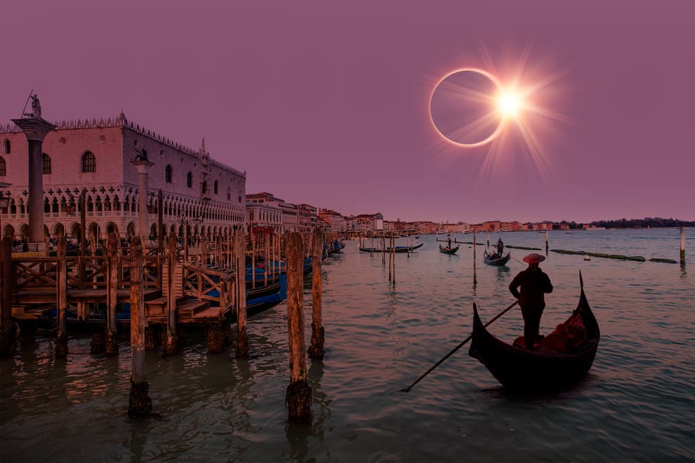 Este eclipse "anillo de fuego", como le han llamado, podrá verse en algunas partes de África y Asia y no será total, sino anular. Aunque no lo podamos presenciar en esta parte del mundo sus efectos, a nivel astronómico y astrológico están ahí así que el fin de semana del 20 y 21 de junio, en este año, se presenta muy movido a nivel cósmico.